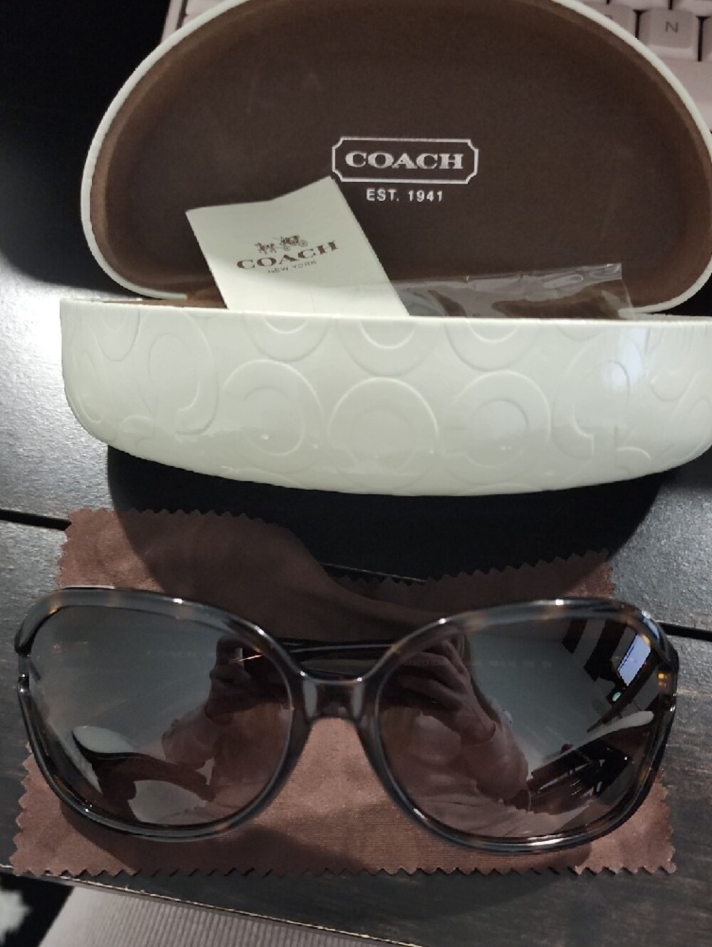 COACH Womens Brown Gradient Lens Sunglasses with Cream Case - Picture 3 of 3